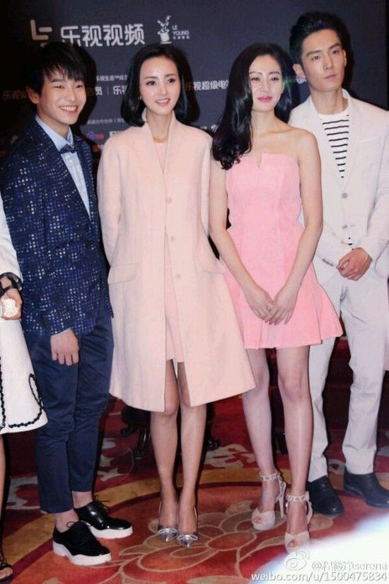 Cô nổi bật bên dàn sao.