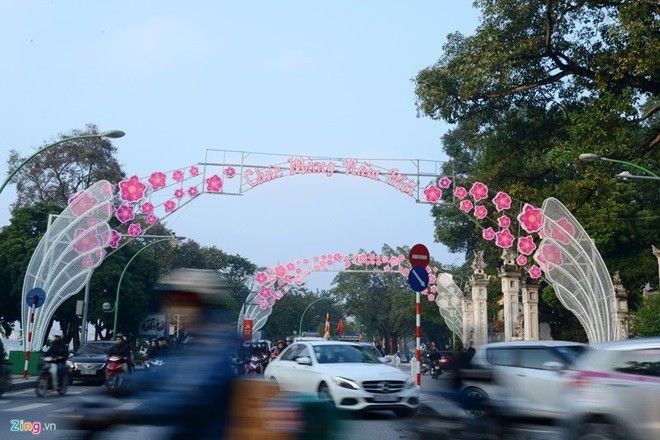 Cổng chào đèn hoa trên đường Thanh Niên.