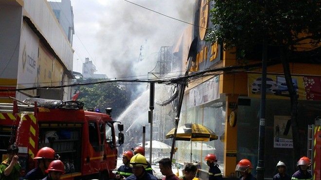 Hiện trường vụ cháy là gara ôtô Thần Châu, sau đó lan sang cửa hàng điện thoại Thế giới di động kế bên. Các con đường xung quanh khu vực bị phong toả hoàn toàn.