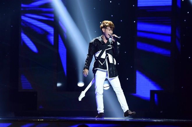 Hình ảnh của anh chàng đặc biệt khác lạ với các thí sinh còn lại.