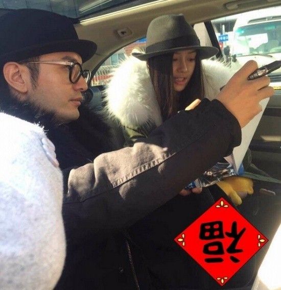 Cặp vợ chồng nổi tiếng chuyên tâm chuẩn bị vài đồ trước khi về nhà.