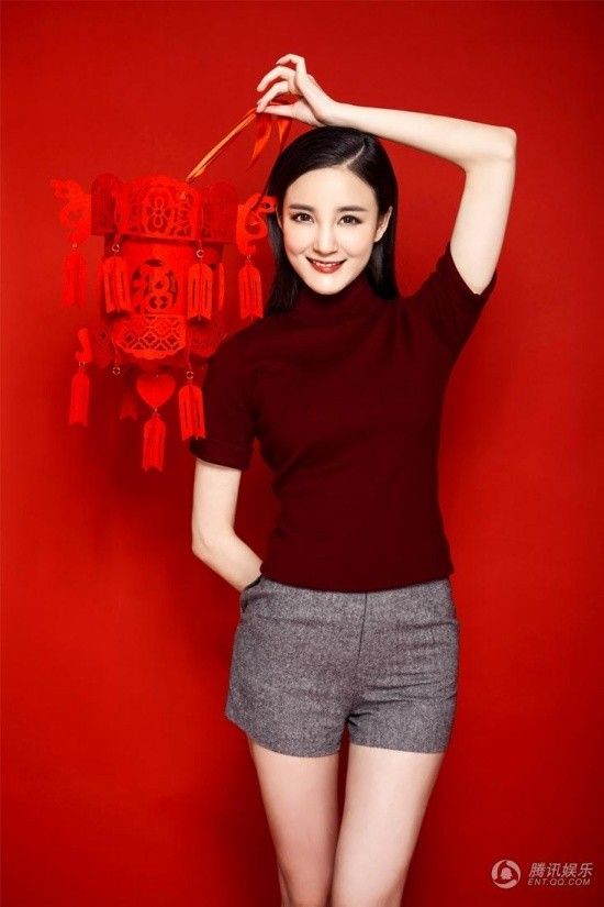 Lưu Vũ Hân mát mẻ với sắc đỏ đậm.