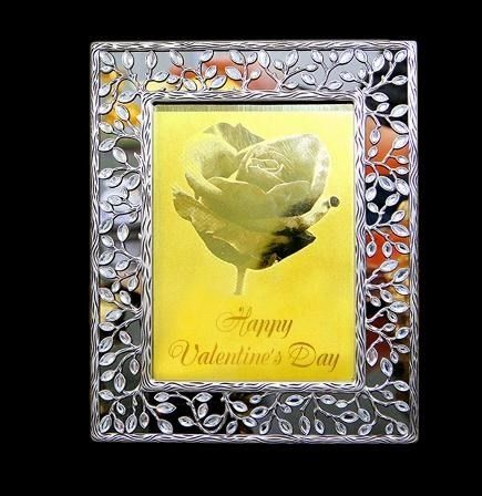 Thiệp valentine mạ vàng kích thước 13 x 18cm có giá 2,5 triệu đồng, thiệp có kích thước 20 x 30cm có giá 6 triệu đồng.