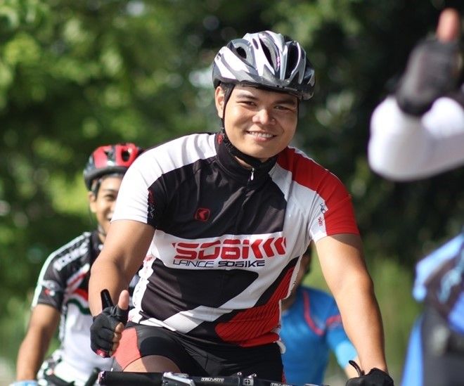 Hoàng Anh là người đã gom túi nilon trên cầu Long Biên với chiếc xe đạp của mình.