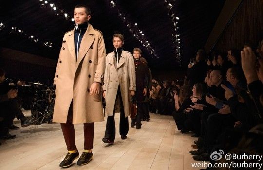Kris trên sàn băng thời trang Burberry.