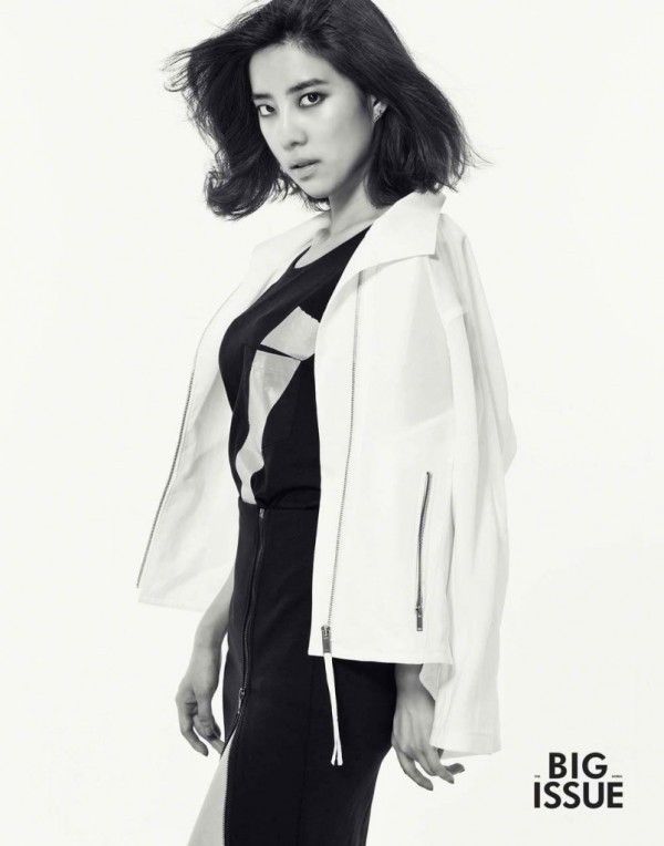 No Eul lại cực kỳ bí ẩn với váy đén có dây kéo xẻ đọc đáo cùng khoác zipper trắng bên ngoài.