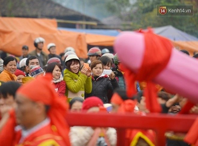 Cũng theo ông Páo, linh vật này được gửi ra Bắc Ninh để sơn sửa chuẩn bị từ trong năm, và mỗi năm có sự cải tiến khác biệt để người dân thấy thú vị hơn.