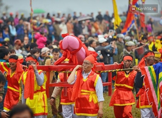  Độc đáo và thu hút người dân nhất đó là kiệu rước "tàng thinh" của 8 trai tráng trong làng.