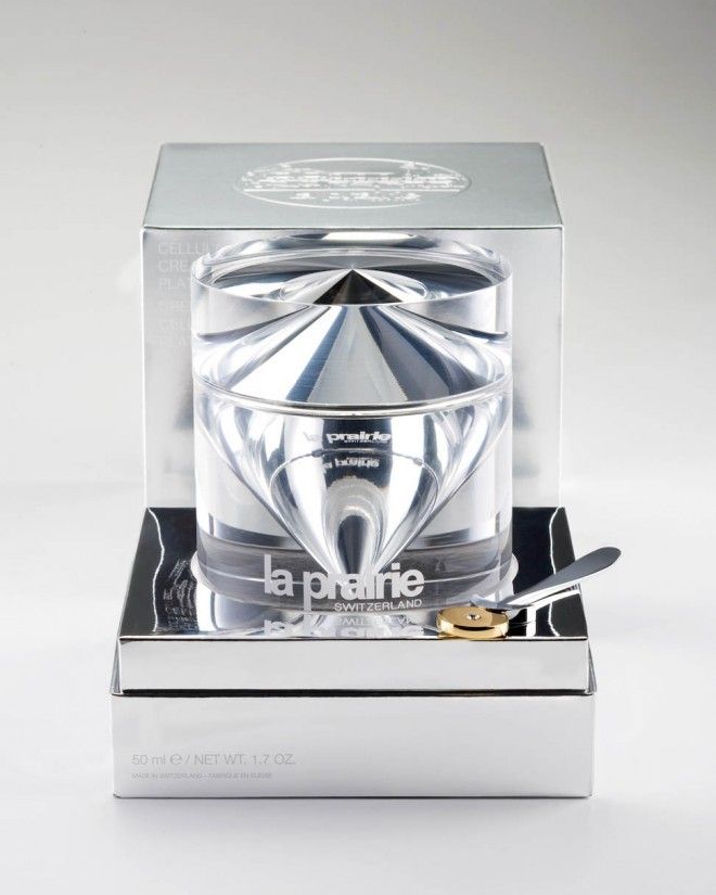 Thành phần chính: Platinum Có lẽ một trong những gần đây nhất buzzed-về kem vì giá không đứng đắn của nó, La Prairie Cellular Kem Platinum Rare chứa chính xác đó - "kim loại quý giá nhất trên trái đất." Trái ngược với niềm tin phổ biến, ở $ 588 mỗi ounce, nó không phải là đắt nhất hoặc "trên giá" kem da trên thế giới - nhưng nó là đắt hơn so với các dịch vụ khác La Prairie, Cellular Kem ($ 341 mỗi ounce) và White Caviar Illuminating Cream ($ 264 mỗi ounce).