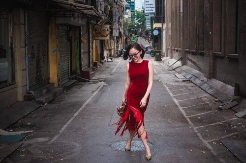 Cô còn sắm thêm một chiếc nữa với tròng xanh dương nhạt.