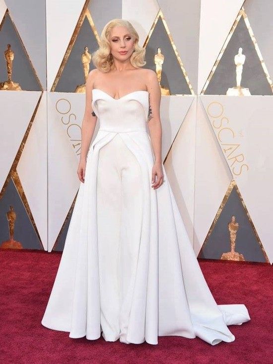 Gaga lộng lẫy diện nguyên cây trắng trên thảm đỏ.