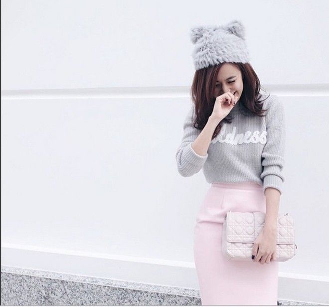 Nàng ca sĩ the remix Hoàng Thùy Linh cũng đẹp theo nhiều cách khác nhau với tóc ngắn. Trông Linh rất ngọt ngào với gam xám và hồng pastel.