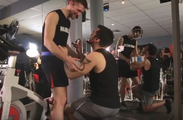  Adam quỳ gối cầu hôn người bạn đời của mình.