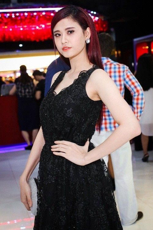Trương Quỳnh Anh quyến rũ với mái tóc thẳng dài nhuộm màu đỏ.