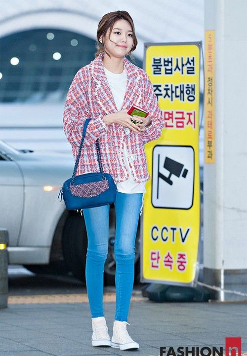 Sooyoung nổi bật với áo blazer tươi tắn, kết hợp với jeans và giày vải.