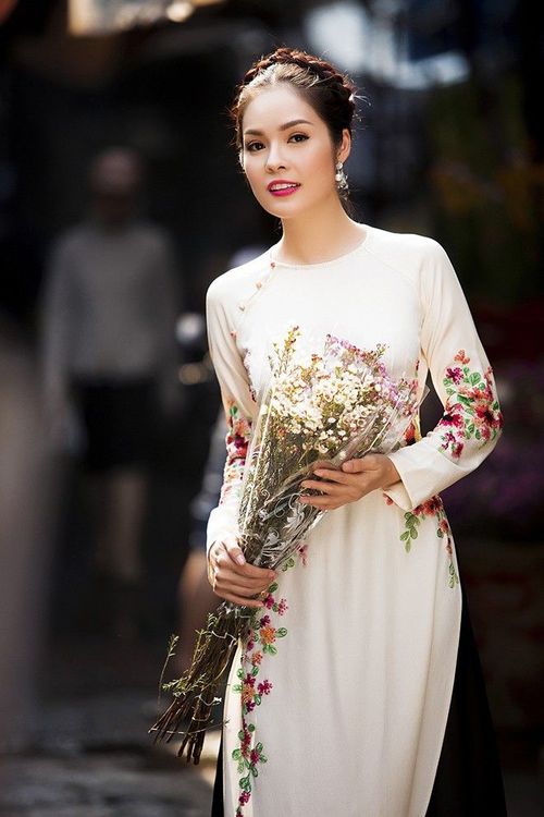 Nữ diễn viên chia sẻ, “Bạn có tin không, tôi bị “nghiện” những chiếc áo dài Việt, đặc biệt hơn nữa là những chiếc áo dài thủ công với hoạ tiết thêu tay, kết cườm.. luôn làm tôi “phải lòng” ngay từ lần gặp đầu tiên”.