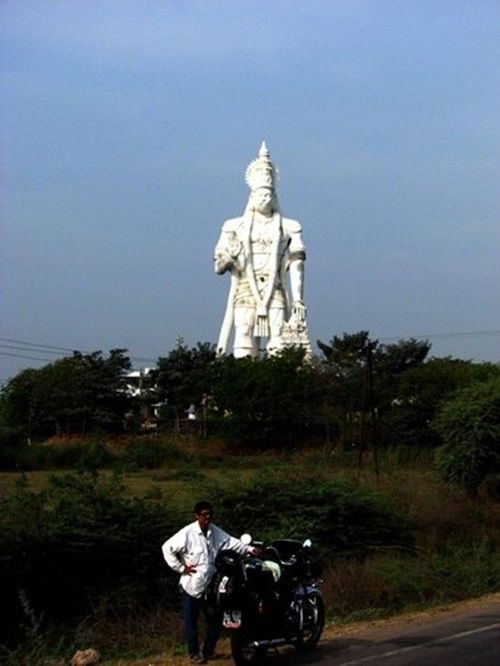 Các đền thờ khắp nước Ấn Độ đều có hình ảnh Hanuman. Người Ấn Độ tin rằng sùng kính thờ phụng Hanuman thì chắc chắn sẽ được Hanuman phù hộ khỏi tà ma quấy phá.