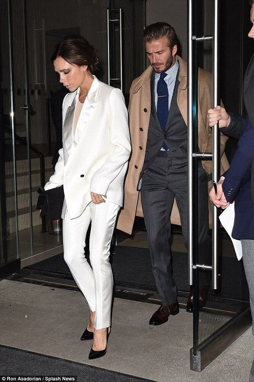 Tối 8/2, vợ chồng Victoria - David Beckham được trông thấy rời khỏi một nhà hàng sau bữa tối ở Soho, New York. Như mọi khi, cặp đôi biểu tượng thời trang nước Anh diện trang phục suit ăn ý.
