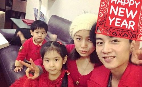 Trần Nghiên Hy và Trần Hiểu vào tối 10/2 chia sẻ những hình ảnh hạnh phúc trong dịp đầu xuân. Nàng Tiểu Long Nữ viết: “Hạnh phúc năm mới, sau đó là làm việc và tôi cầu chúc mọi người năm Khỉ viên mãn”. Trong ảnh, cặp đôi mặc đồ đỏ, gia đình nữ diễn viên hài lòng với chàng rể tương lai ra mặt.