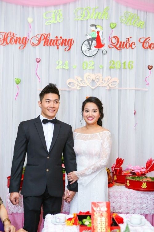 Tại lễ ăn hỏi, "Én vàng 2006" diện áo dài ren cách tân với lối trang điểm nhẹ nhàng tự nhiên tôn lên vẻ đẹp hồn hậu, truyền thống. Còn chú rể bảnh bao với bộ vest cổ điển.