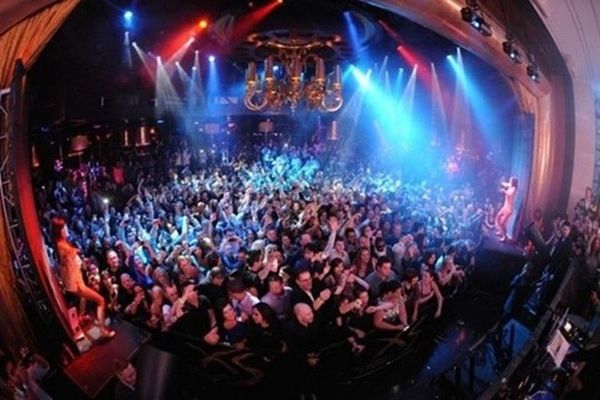 La Fira, Tây Ban Nha. Hộp đêm tại Barcelona luôn trong tình trạng náo nhiệt, đông đúc. La Fira nổi tiếng với những đồ nội thất độc đáo và cổ xưa, nhưng thu hút nhất chính là quầy bar, nơi bày bán những chai sâm panh rất lâu đời và đắt đỏ. Ngoài ra, hộp đêm còn có nhiều hoạt động giải trí cùng hàng chục trò chơi thú vị. Ảnh: Blogmost.