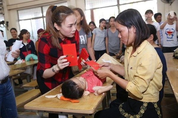 Mới đây, Mỹ Tâm cùng quỹ từ thiện Mỹ Tâm Foundation do cô thành lập tổ chức chuyến thăm và trao tặng quà cho các hộ gia đình có người khuyết tật tại huyện Châu Thành, tỉnh Tiền Giang. Hơn 200 phần quà gồm các đồ dùng cần thiết và phong bì lì xì được “họa mi tóc nâu” trao đến tận tay những hoàn cảnh đặc biệt khó khăn của địa phương.