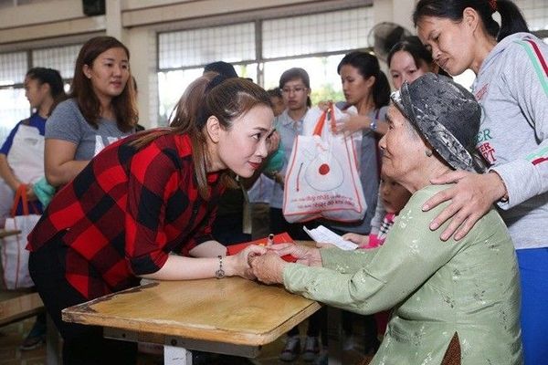 Kinh phí cho chuyến từ thiện lần này được trích từ toàn bộ lợi nhuận bán vé của đêm nhạc mừng sinh nhật Mỹ Tâm mang tên Ô cửa màu xanh vào ngày 16/1. Khác với những lần từ thiện trước, quỹ từ thiện lần này tập trung vào các mảnh đời khuyết tật.