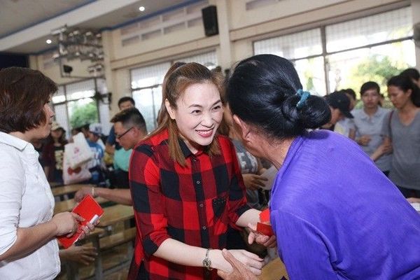 Trong chiếc áo sơ mi sọc caro và quần jeans đen giản dị, Mỹ Tâm nhanh chóng bắt đầu buổi giao lưu cùng bà con. Bên cạnh việc trò chuyện, thăm hỏi sức khỏe, nữ ca sĩ sinh năm 1981 còn gởi tặng một số tiết mục văn nghệ đến các hộ gia đình. Nhiều người không khỏi bất ngờ khi nghe giọng hát ngọt ngào của Mỹ Tâm trong đoạn trích cải lương nổi tiếng Thu Thủy ơi. Nối tiếp, cô thể hiện lại ca khúc hit Họa mi tóc nâu trong sự tán thưởng của các tình nguyện viên, người hâm mộ và các cấp lãnh đạo tỉnh Tiền Giang.