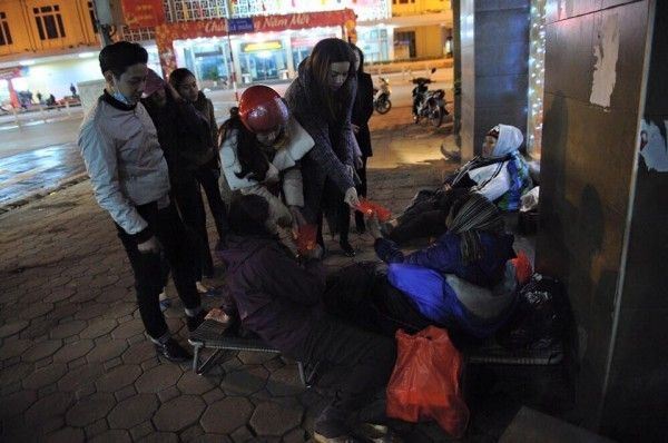 Hồ Ngọc Hà đã đến tận nơi phát quà cho người vô gia cư trên vỉa hè với mong muốn giúp họ có một cái Tết ấm áp hơn.