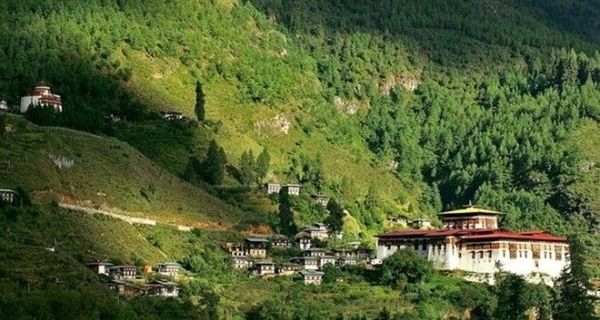 Những thiền viện, pháo đài cổ kính nằm sâu trong những thung lũng xanh mướt ở Bhutan là nét đẹp hấp dẫn khách du lịch ở xứ sở tách biệt với nền văn minh nhân loại này.