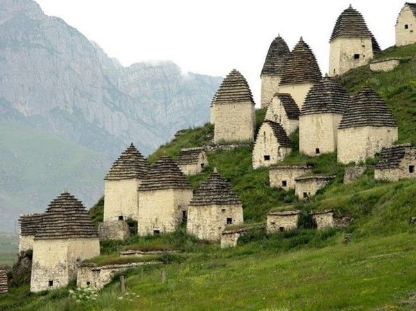 Những ngôi mộ mang hình dáng như túp lều hình chóp - Ảnh: whenonearth