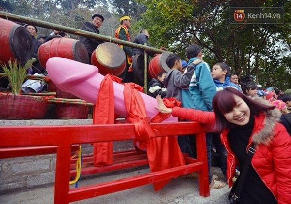 Khi "Tàng thinh" và "Mặt nguyệt" được rước vào chân miếu Xa Vùn, nhiều phụ nữ khá bạo dạn tới gần để sờ lấy may.