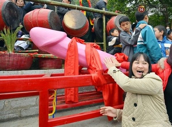 Theo người dân ở đây cho biết, lễ hội và các màn rước này mang tính cầu may mắn, bình an thịnh vượng trong năm mới.
