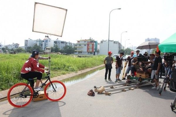 Gật đầu nhận lời tham gia phim Cao thủ ẩn danh cũng là lúc cái tên Khả Ngân được làng giải trí chú ý đến. Đặc biệt, Khả Ngân đang là một trong những thí sinh đầy tài năng của chương trình Bước nhảy hoàn vũ 2016.