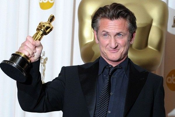 Best Actor winner Sean Penn poses with his trophy at the 81st Academy Awards at the Kodak Theater in Hollywood, California on February 22, 2009. AFP PHOTO Mark RALSTON