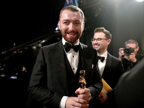 Sam Smith bên tượng vàng Oscar hôm 28/2.