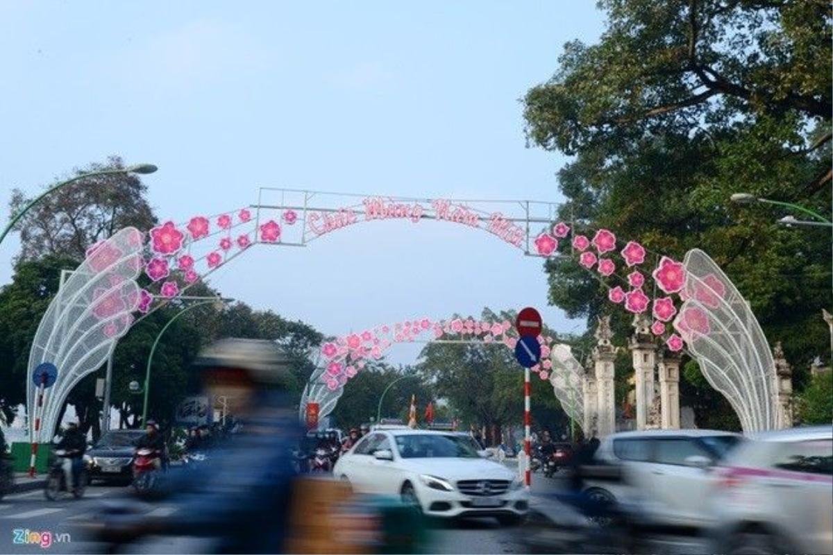 Cổng chào đèn hoa trên đường Thanh Niên.