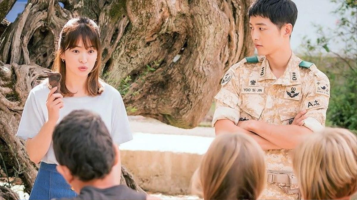 Song Hye Kyo và Song Joong Ki trong Descendants of the Sun (Hậu duệ Mặt trời).