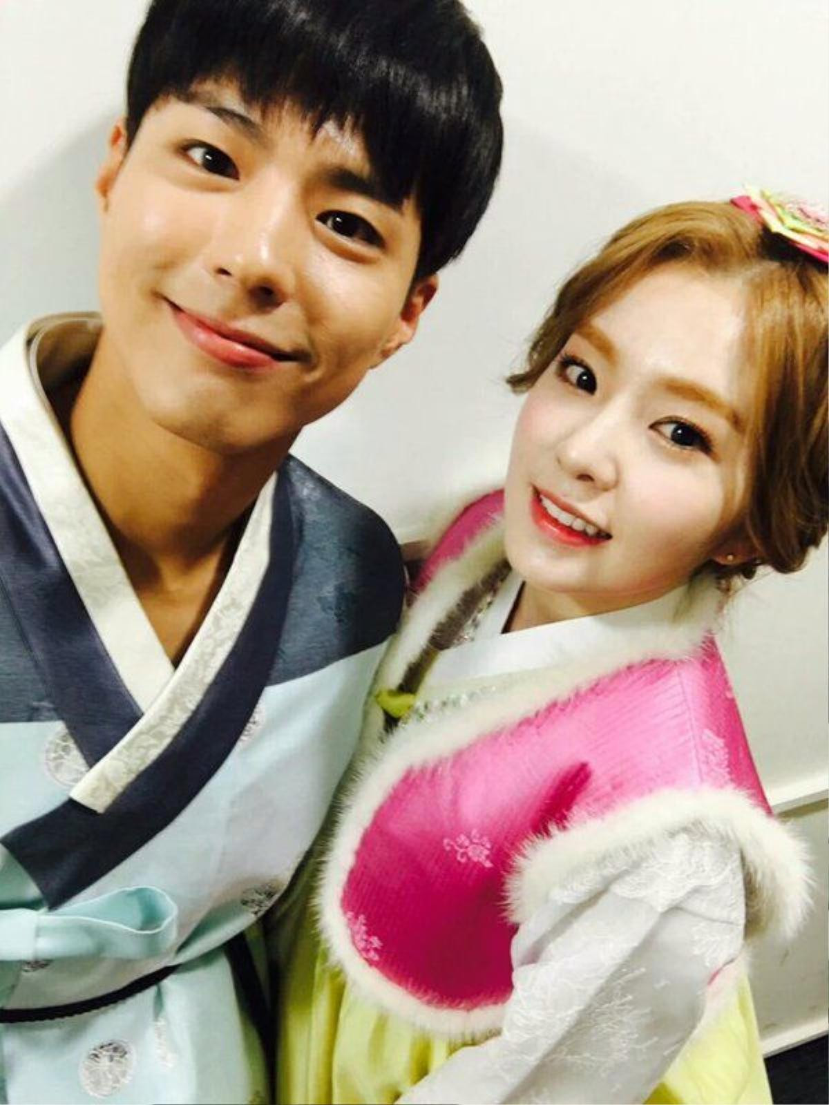 Irene của Red Velvet cùng người bạn dẫn là nam diễn viên Park Bo Gum mặc hanbok ghi hình cho số mừng năm mới của Music Bank. 