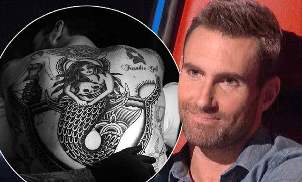 Thủ lĩnh Maroon 5 Adam Levine từng khiến fan bất ngờ khi nhuộm mái tóc thành màu bạch kim vào năm 2014. Sang 2015, huấn luyện viên The Voice quyết định cạo đầu. Không dừng lại ở đây, nam ca sĩ vốn có sở thích xăm mình còn sắm thêm một hình xăm lớn hình nàng tiên cá bao trùm tấm lưng. 