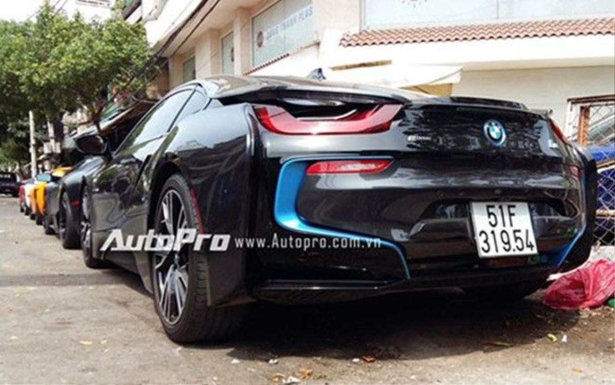 BMW i8 sở hữu động cơ 3 xy-lanh, TwinPower Turbo, dung tích 1,5 lít, sản sinh công suất tối đa 231 mã lực và mô-men xoắn cực đại 320 Nm. Động cơ kết hợp một mô-tơ điện cho công suất tối đa 131 mã lực và mô-men xoắn 250 Nm. Như vậy, tổng công suất của BMW i8 là 362 mã lực và mô-men xoắn cực đại 570 Nm. Sức mạnh trên cho phép BMW i8 tăng tốc từ 0-100 km/h trong vòng 4,4 giây trước khi đạt vận tốc tối đa 250 km/h.