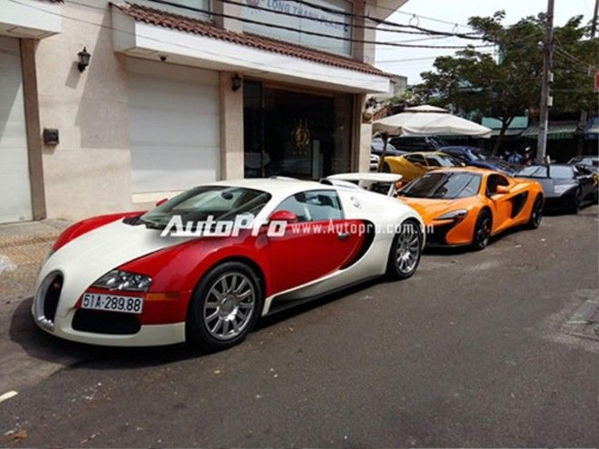 Nổi bật nhất là sự xuất hiện của "ông hoàng tốc độ" Bugatti Veyron sau gần 3 năm được vị đại gia này giấu kín dưới căn hầm có tổng trị giá ước tính gần 5 triệu USD, tương đương 112 tỷ đồng.