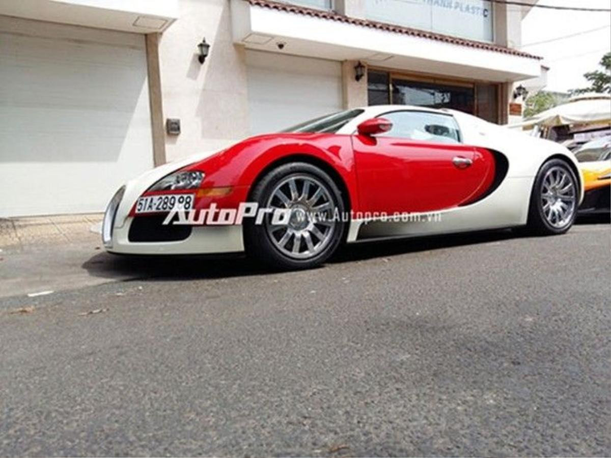 Bugatti Veyron với ngoại thất đỏ-trắng từng làm giới truyền thông cả nước và các trang tin nước ngoài chấn động khi len lỏi trên con phố dày đặc xe máy tại Sài Gòn. Sau màn về nước đầy bất ngờ, "siêu phẩm" này chỉ xuất hiện 6 lần trên phố Sài Gòn trước khi tái xuất vào ngày hôm nay, tức mùng 5 Tết.