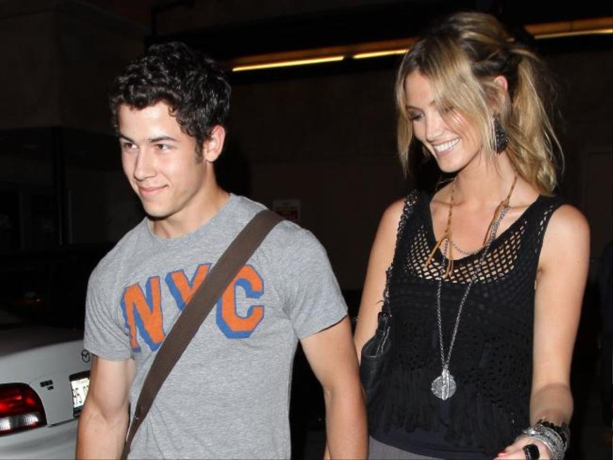 Chuyện tình của cặp đôi làng nhạc pop Nick Jonas - Delta Goodrem hồi năm 2011 từng gây tranh cãi trên báo chí vì vào thời điểm đó, Nick mới 19 tuổi, còn nữ ca sĩ người Australia đã 27 tuổi. 1 tuần sau ngày Lễ tình nhân, đôi uyên ương chia tay trong êm đềm. Mỗi khi nhắc lại người cũ, Delta và Nick đều dành những lời tốt đẹp cho nhau.