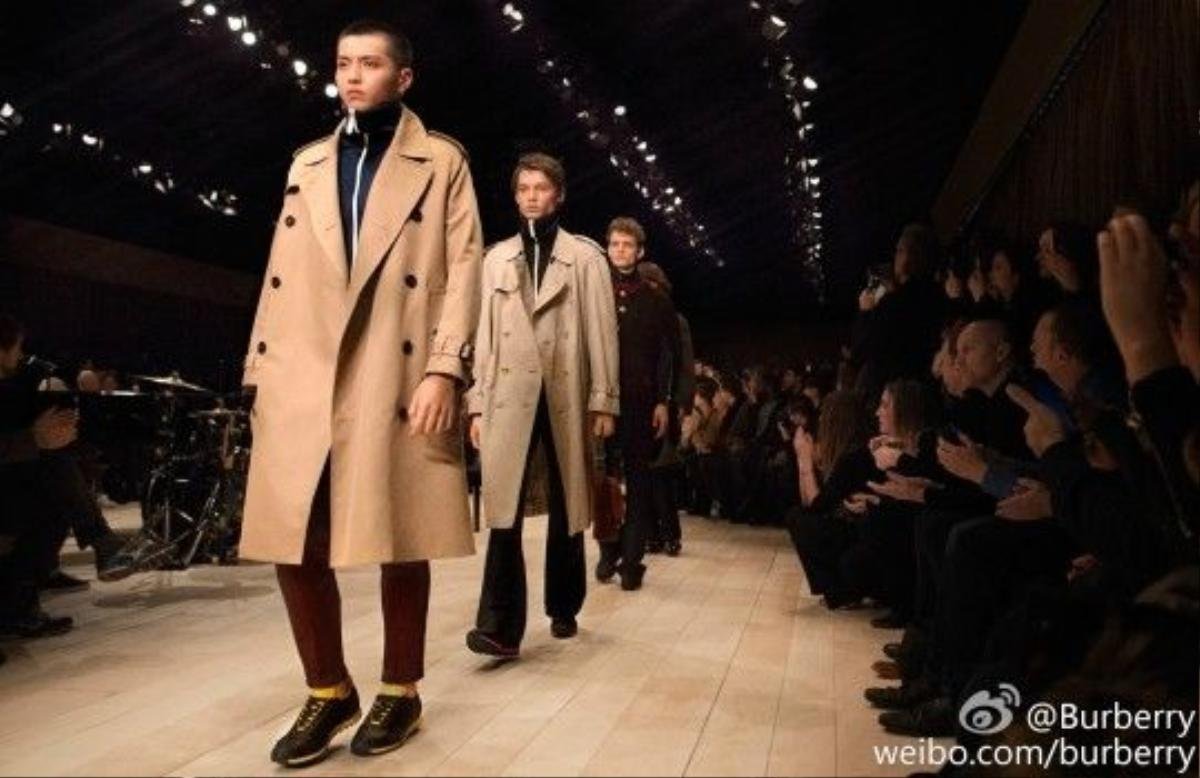 Kris trên sàn băng thời trang Burberry.