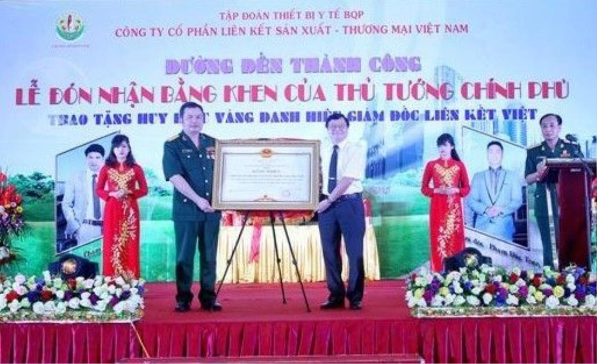 Lễ đón bằng khen giả do Ban lãnh đạo Liên kết Việt dựng lên - Ảnh: lkv.com.vn