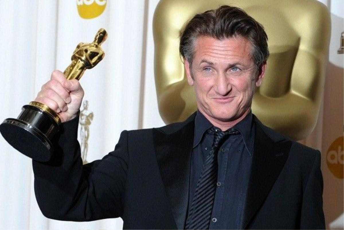 Best Actor winner Sean Penn poses with his trophy at the 81st Academy Awards at the Kodak Theater in Hollywood, California on February 22, 2009. AFP PHOTO Mark RALSTON