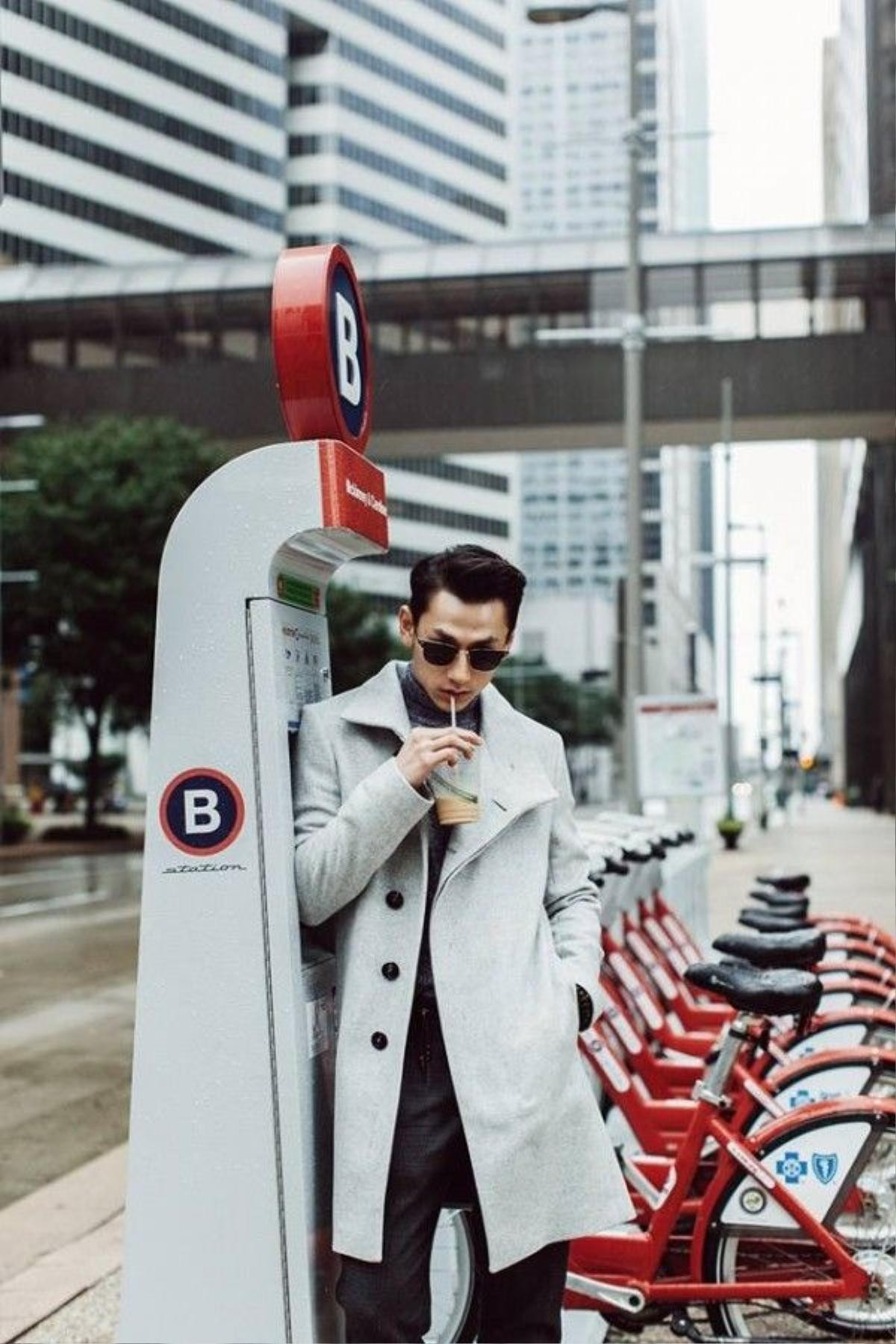 Trong set đồ vô cùng casual, Issac trông lịch lãm với long coat.